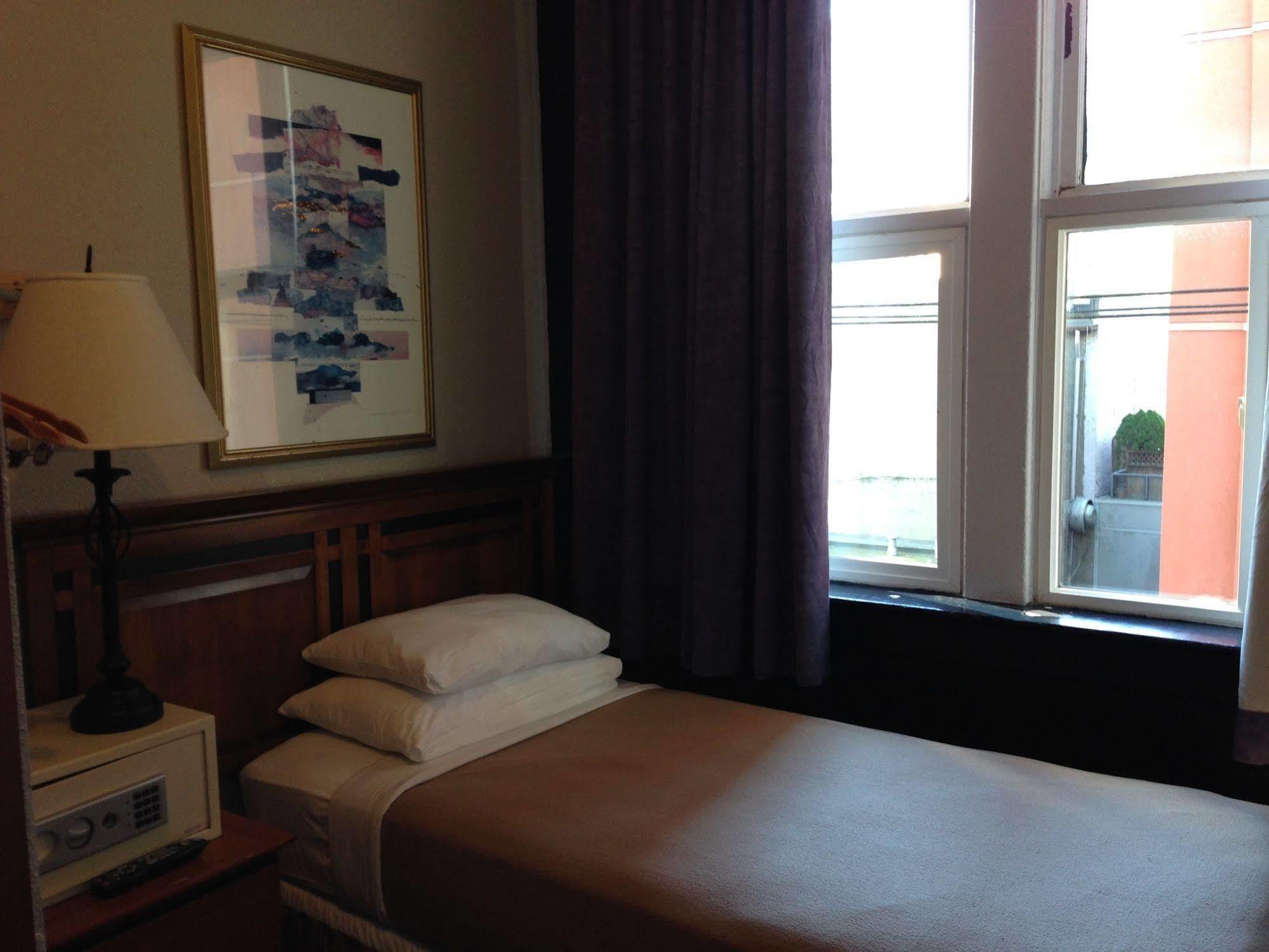 Hotel Ambassador Vancouver Esterno foto